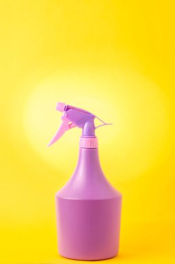 Sarı arka planda sprey, sarı arka planda mor sprey.
