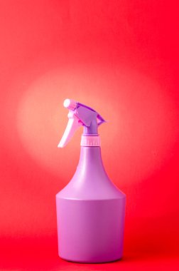 Kırmızı arka planda sprey, kırmızı arka planda mor sprey.