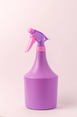 Beyaz arka planda sprey olan şişe / Mor arka planda izole edilmiş sprey şişesi