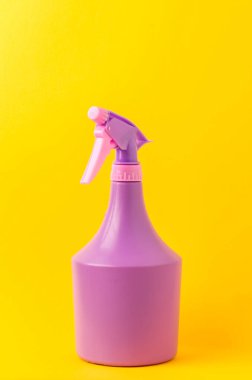 Sarı arka planda sprey, sarı arka planda mor sprey.