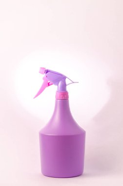 Beyaz arka planda sprey olan şişe / Mor arka planda izole edilmiş sprey şişesi