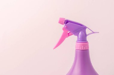 Beyaz arka plandaki bir şişeye sprey sıkmak, beyaz arka plandaki bir şişeye sprey sıkmak. Boşluğu Kopyala