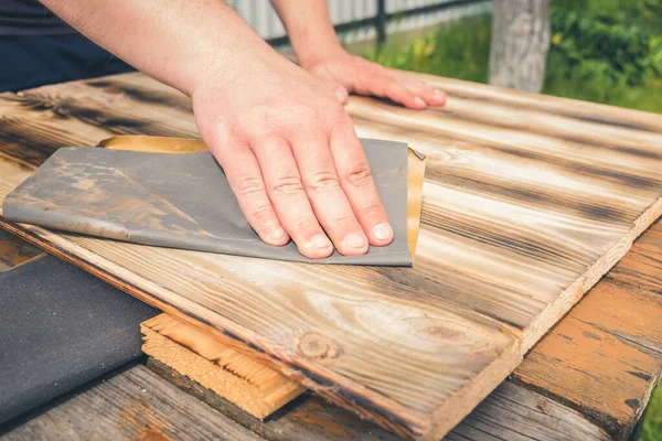 Lijar Una Superficie Madera Mano Hombre Procesa Una Superficie Madera —  Fotos de Stock