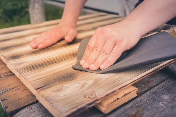 Broušení Dřevěného Povrchu Lidská Ruka Zpracovává Dřevěný Povrch Brusným Papírem — Stock fotografie