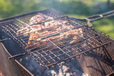 Güneşli bir günde ızgarada barbekü. Izgarada tavuk eti.