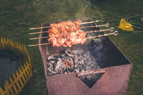 Fleisch Einem Sonnigen Tag Grillen Fleisch Spieß Aufgespießt Auf Einem — Stockfoto