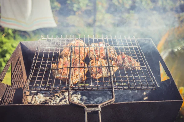 Grill Grillu Słoneczny Dzień Mięso Kurczaka Jest Grillowane Grillu — Zdjęcie stockowe