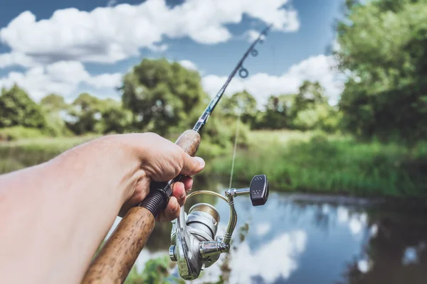 Männliche Hand Hält Spinnrute Auf Dem Hintergrund Des Flusses Spinnangeln — Stockfoto