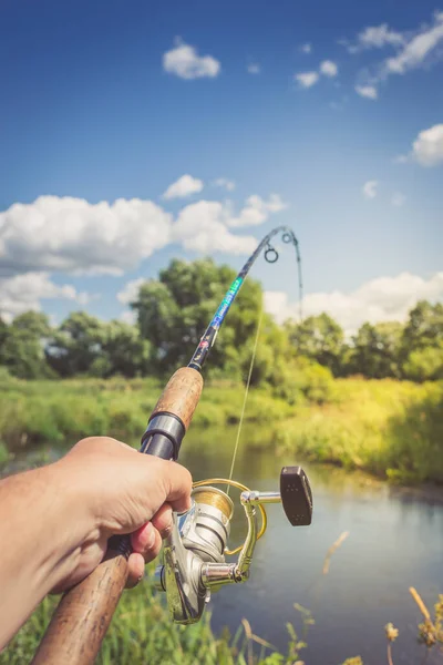 Mano Masculina Sosteniendo Varilla Giratoria Fondo Del Río Spinning Pesca —  Fotos de Stock