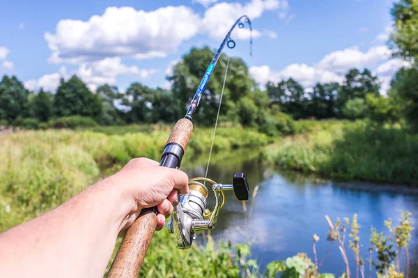 Mano Masculina Sosteniendo Varilla Giratoria Fondo Del Río Spinning Pesca —  Fotos de Stock