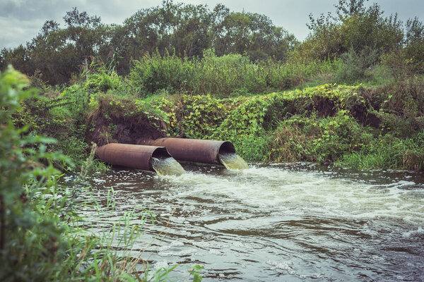 вода вытекает из канализации / экологии. Канализационные трубы загрязняют воду в реке