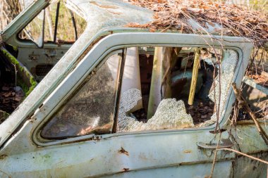Terk edilmiş bir arabanın camı Terk edilmiş bir arabanın camı