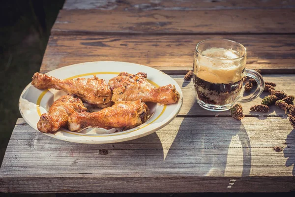 Pernas Frango Fritas Com Cerveja Uma Mesa Madeira Pernas Frango — Fotografia de Stock