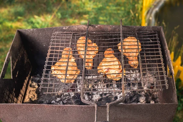 Zewnątrz Grillowany Kurczak Grill Kurczak Grill Zewnątrz Słoneczny — Zdjęcie stockowe