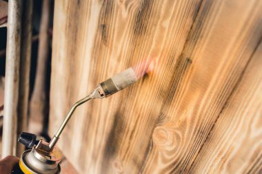 Gaz ocağı ile ahşap işleme / gaz ocağı ile ahşap bir yüzey yakma