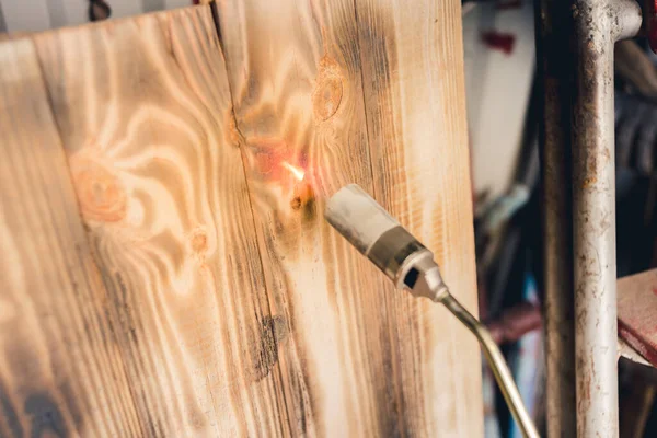 Quemar Una Superficie Madera Con Quemador Gas Procesamiento Madera Con —  Fotos de Stock