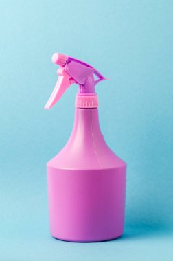 Mavi arka planda sprey, mavi arkaplanda ise mor sprey.