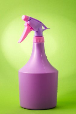 Yeşil arka planda sprey, yeşil arka planda mor sprey.