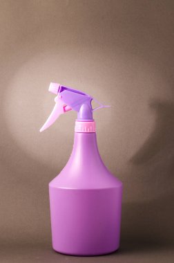 Kahverengi arka planda sprey, kahverengi arka planda mor sprey.