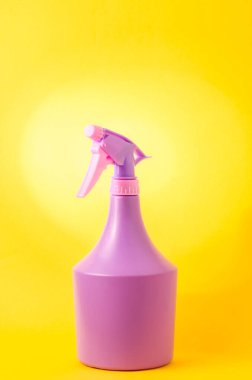 Sarı arka planda sprey, sarı arka planda mor sprey.