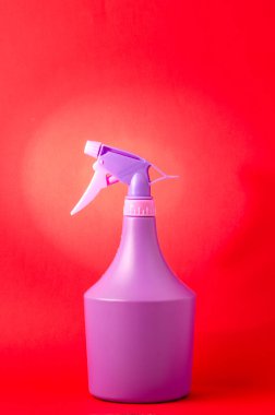 Kırmızı arka planda sprey, kırmızı arka planda mor sprey.