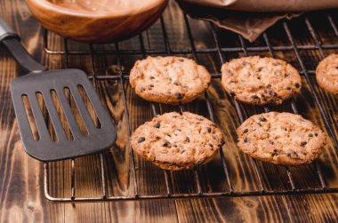 Çikolata parçalı kurabiyeli soğutma askısı, ahşap arka planda çikolatalı kurabiyeli soğutma askısı, üst manzara.