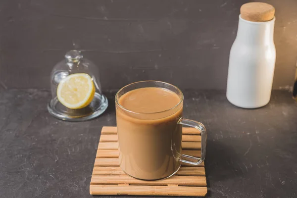 Gelas Dengan Kopi Atas Nampan Kayu Latar Belakang Gelap Kaca — Stok Foto