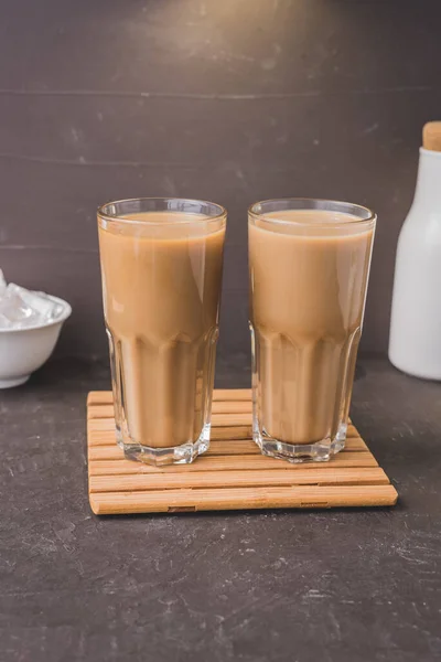 Kopi Dengan Susu Dua Gelas Permukaan Kayu Dua Gelas Dengan — Stok Foto