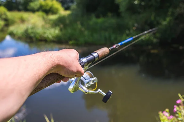 Mano Masculina Sosteniendo Varilla Giratoria Fondo Del Río Spinning Pesca —  Fotos de Stock