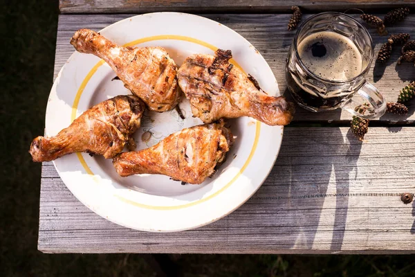 Jambes Poulet Frites Dans Une Assiette Verre Bière Sur Une — Photo