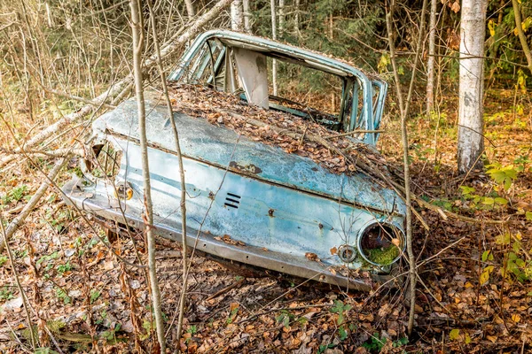 Altes Auto Wald Zurückgelassen Verlassenes Altes Auto Verschmutzt Den Wald — Stockfoto