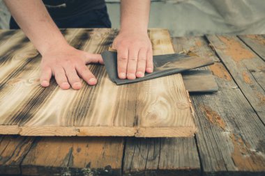 zımpara kağıdı işleme süreci / Erkek elleri zımpara kağıdı işleme tahtası