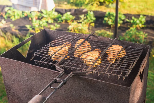 Zewnątrz Grillowany Kurczak Grill Kurczak Grill Zewnątrz Słoneczny — Zdjęcie stockowe