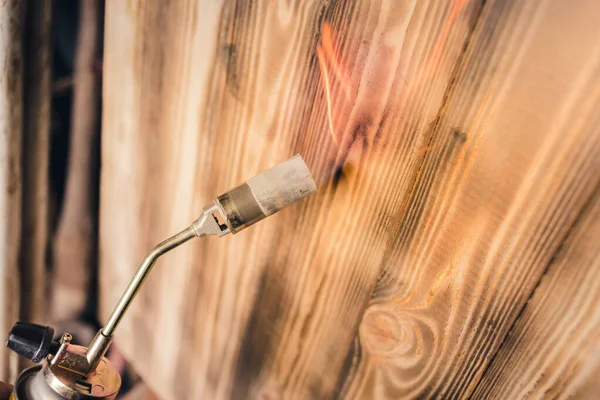 Holzbearbeitung Mit Einem Gasbrenner Verbrennung Einer Holzoberfläche Mit Einem Gasbrenner — Stockfoto
