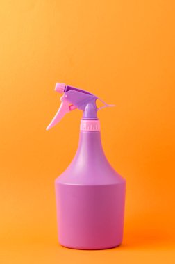 Turuncu arka planda sprey, turuncu arka planda mor sprey.