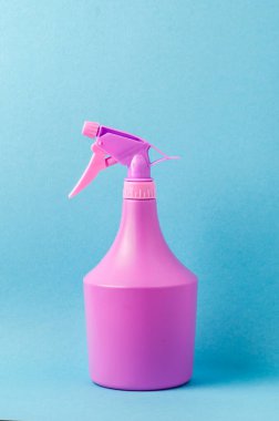 Mavi arka planda sprey, mavi arkaplanda ise mor sprey.