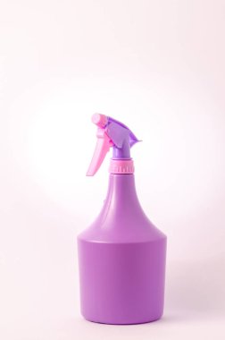 Beyaz arka planda sprey olan şişe / Mor arka planda izole edilmiş sprey şişesi