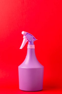 Kırmızı arka planda sprey, kırmızı arka planda mor sprey.