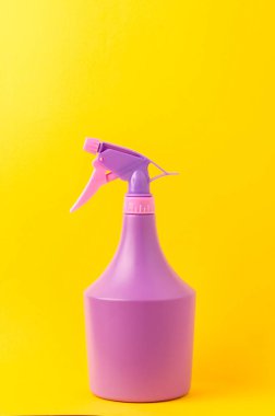 Sarı arka planda sprey, sarı arka planda mor sprey.