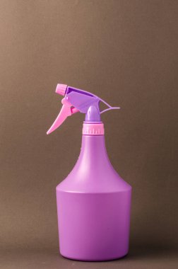 Kahverengi arka planda sprey, kahverengi arka planda mor sprey.