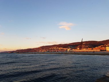 Trieste kıyısında günbatımı