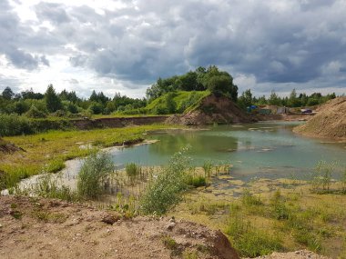 Gölün kıyısında