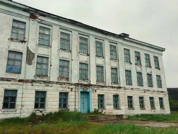 ロシアの村の断念された学校 — ストック写真