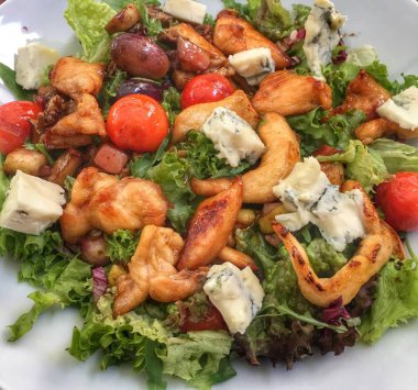 Tavuk salatalı tabak.