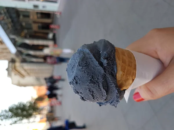 Sokakta Dondurma Kepçe — Stok fotoğraf