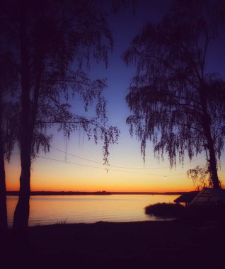 Gün batımı göl kıyısında
