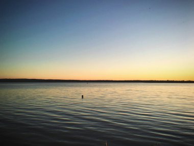 Gün batımı göl kıyısında