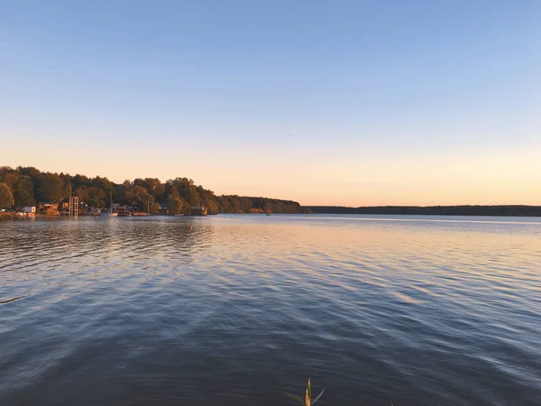 湖の岸の夕日 — ストック写真