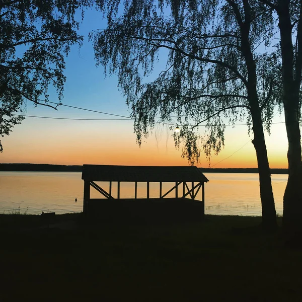 Zachód Słońca Nad Brzegiem Jeziora — Zdjęcie stockowe