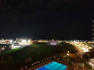 Otelde gece havuzu görünümü